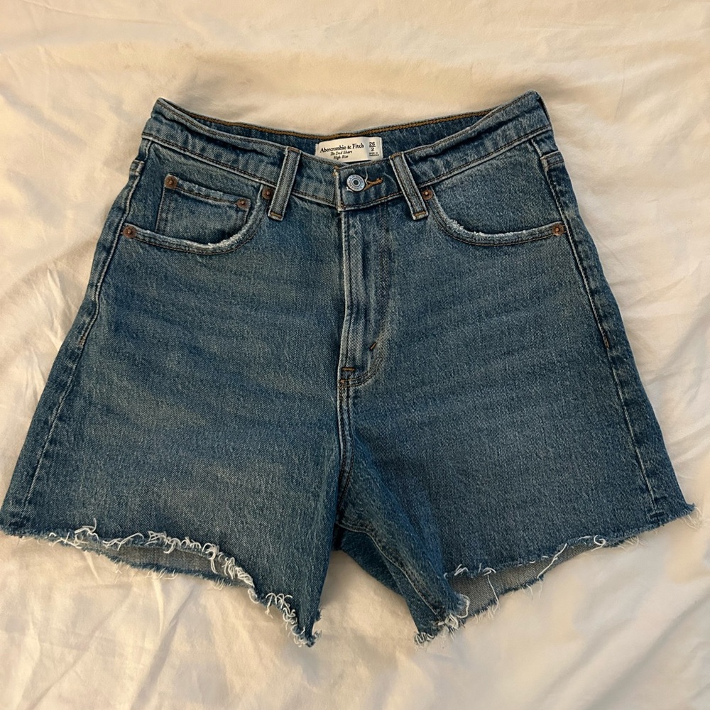 Abercrombie & Fitch - The Dad Short High Rise - 26/2